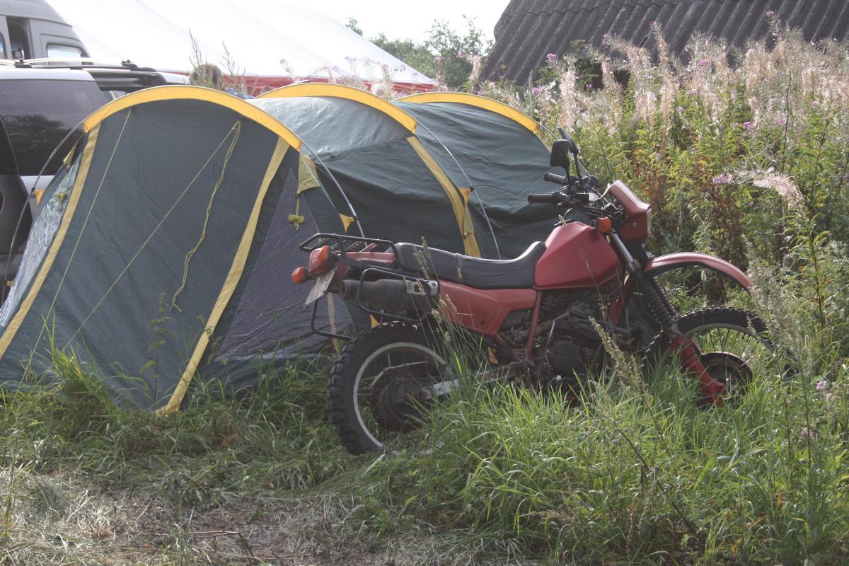 Палатка Tramp Octave3 и мотоцикл Honda эндуро