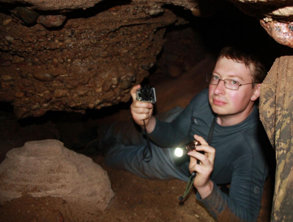 В пещере с фонариком и видеокамерой