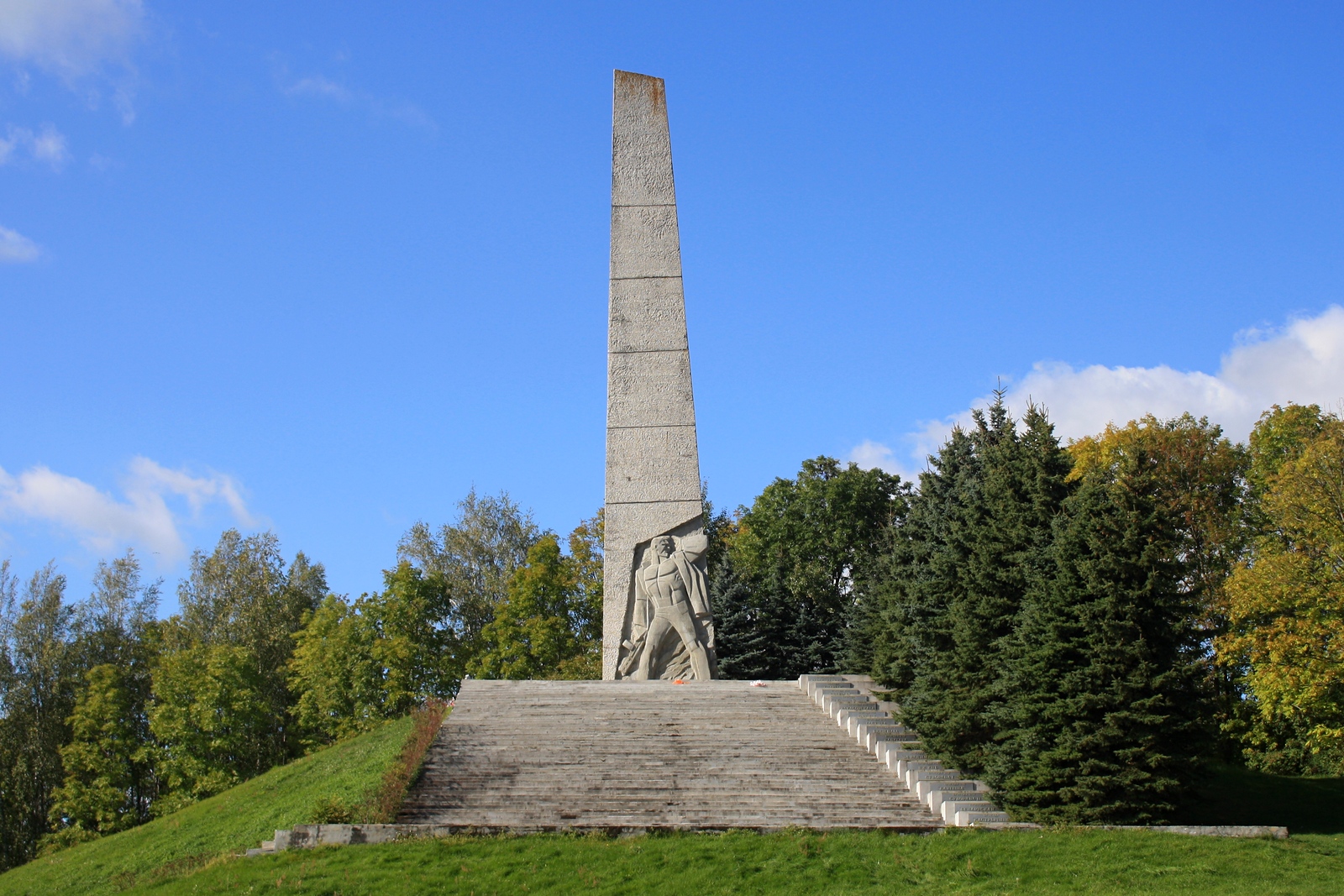 Памятник партизанам 2-й мировой войны. Озеро Нарочь.