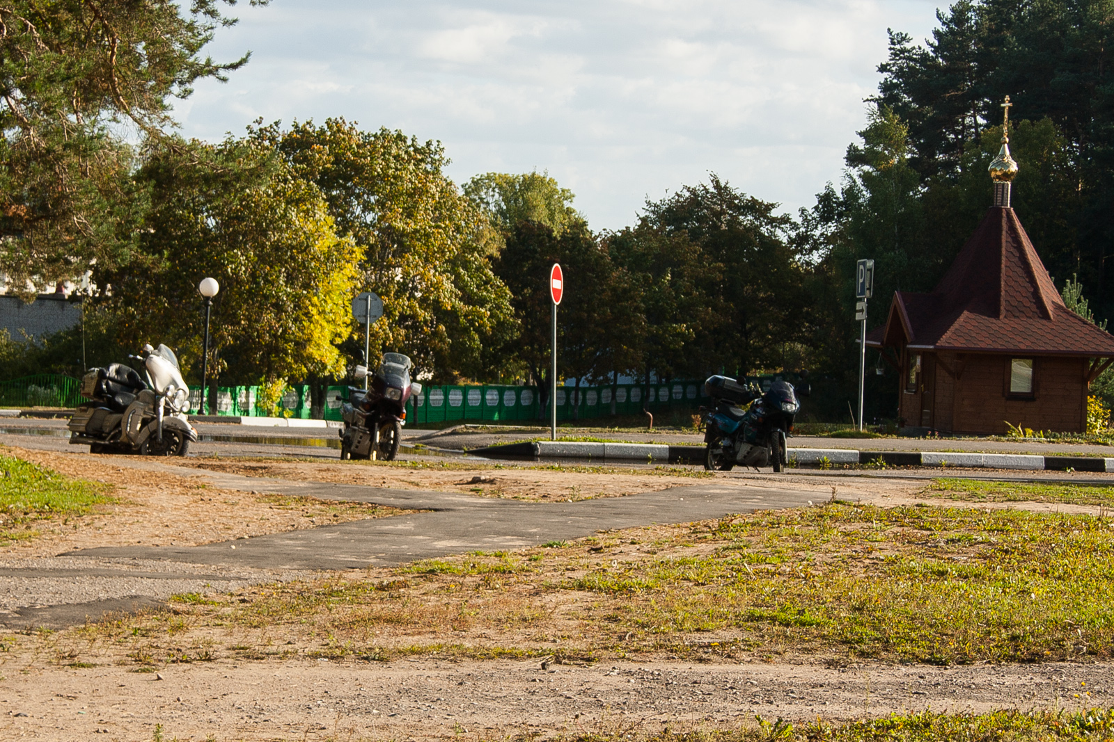 Мотоциклы на парковке в посёлке Нарочь
