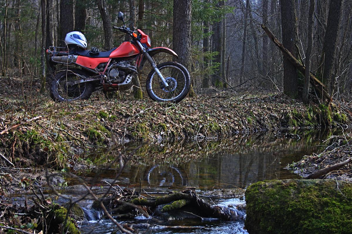 Мотоцикл возле весеннего ручья. Отражение в воде. Удранка.