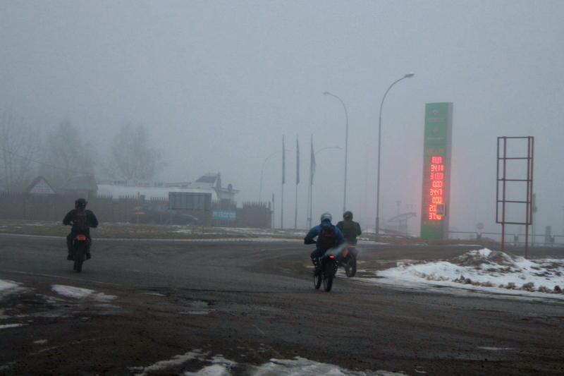 Беларусь, зима, мотоциклисты уезжают в туман.