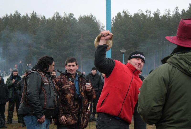 Беларусь, Завируха, зимний мотофестиваль, жим 24 килограммовой гири