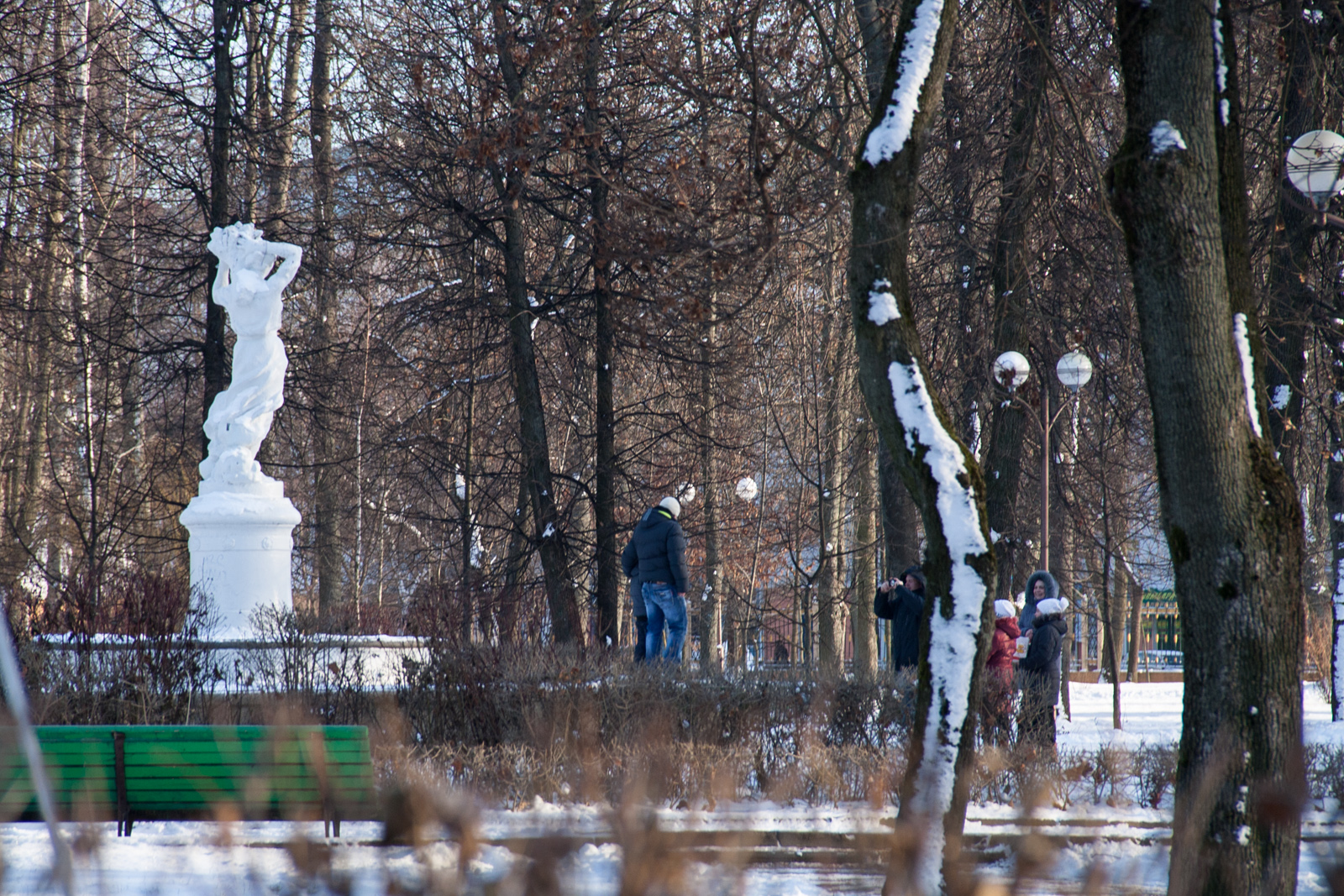 Статуя в зимнем парке