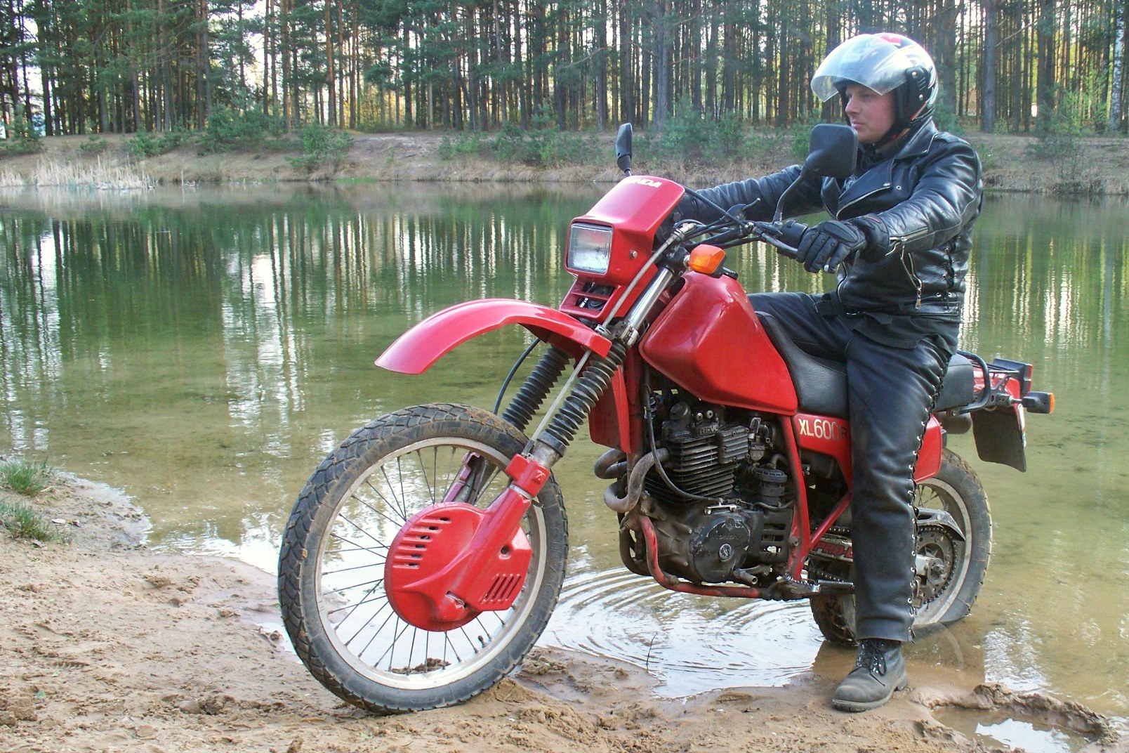Enduro from the lake, Мотоцикл выезжающий из озера.