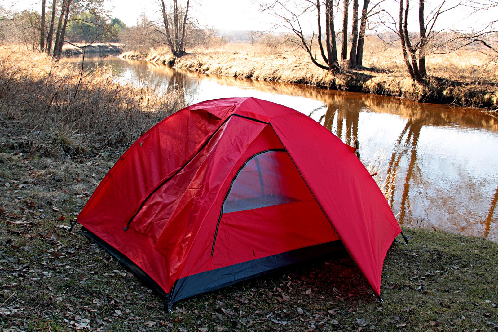 Палатка Rocvan A092A красная, на берегу реки