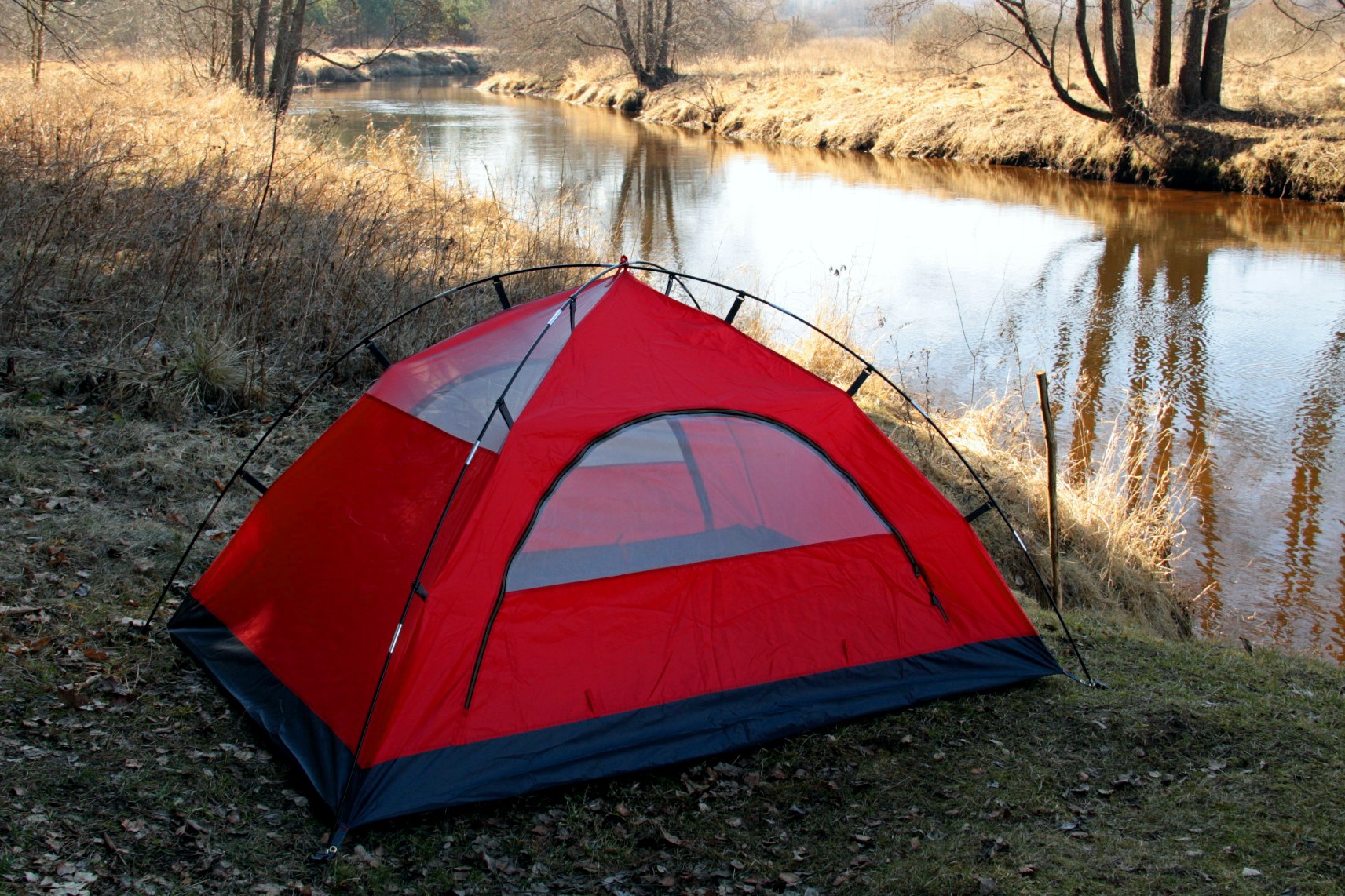 Палатка Rocvan A092A красная, внутренняя часть, на берегу реки