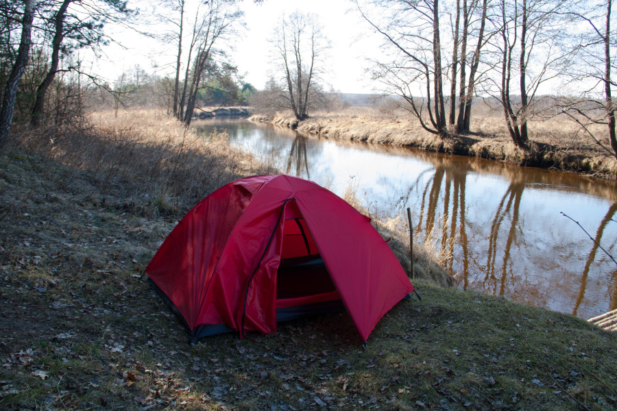 Красная палатка на берегу реки Бобр