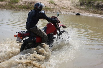 Преодоление водной преграды на мотоцикле